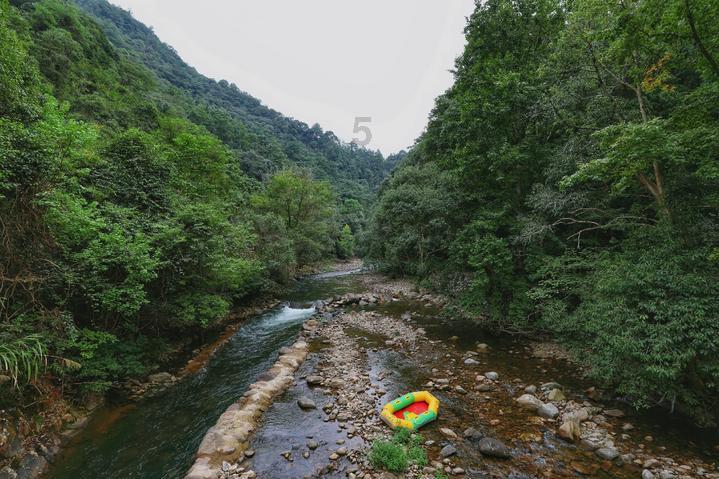 逃离破旧弃城
